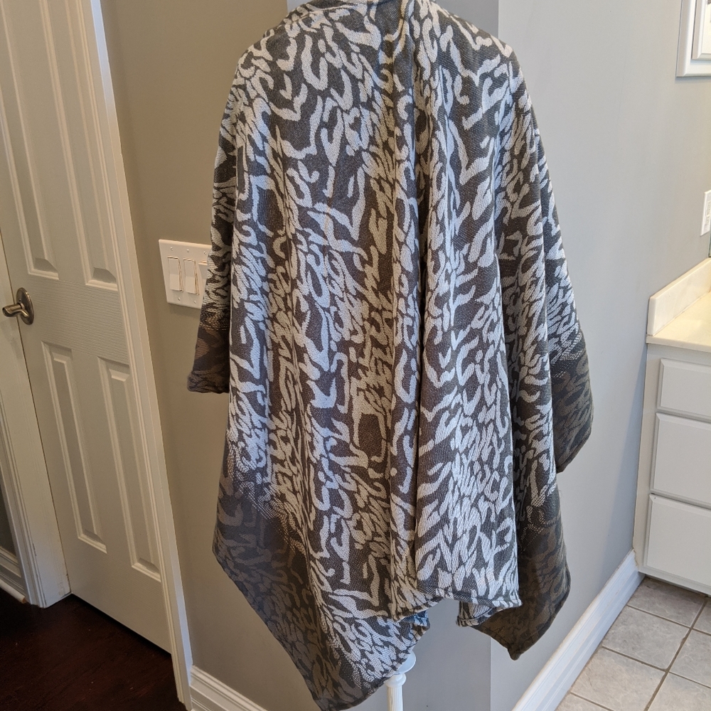 Beautiful Wrap - Picture 2 of 4